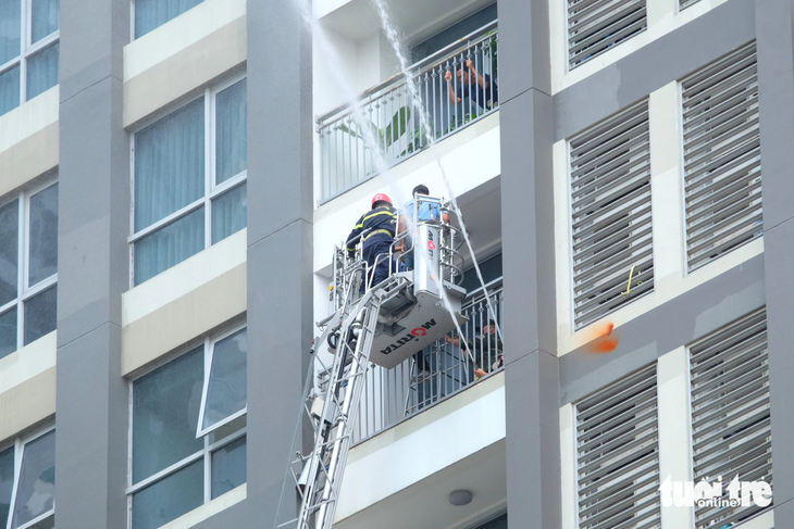 They use ladder trucks to access the 10th floor of Landmark 6 to rescue those trapped there. Photo: Phuong Nhi / Tuoi Tre