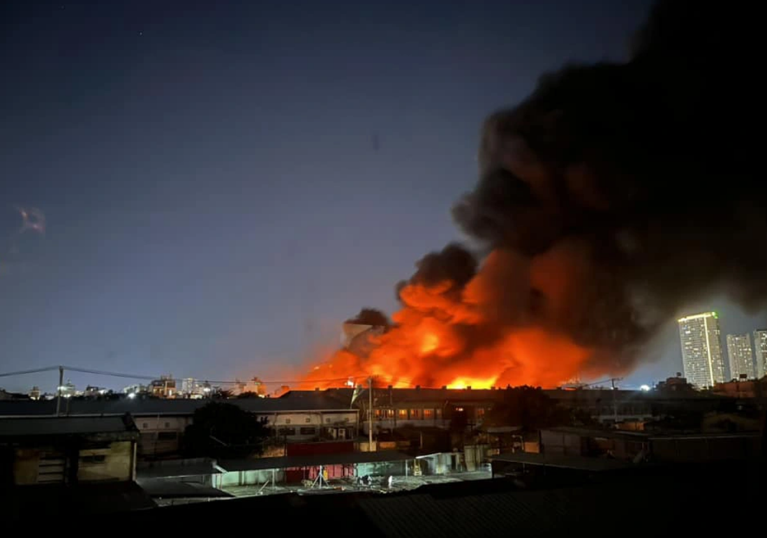 Massive fire engulfs 2,000sqm warehouse in Ho Chi Minh City