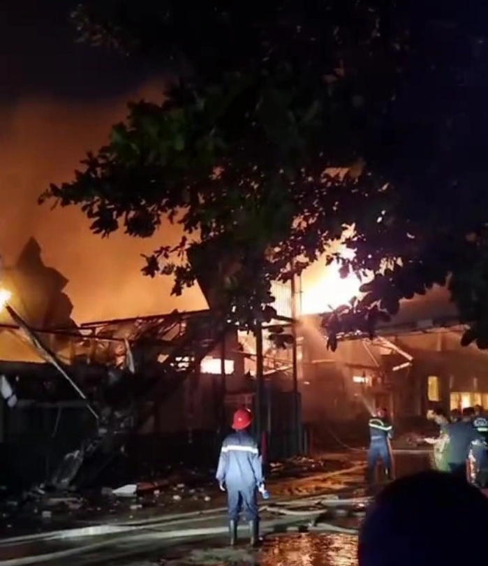 Firefighters spray water in an effort to stamp out a fierce fire at a warehouse in District 7, Ho Chi Minh City. Photo: Tam Le / Tuoi Tre