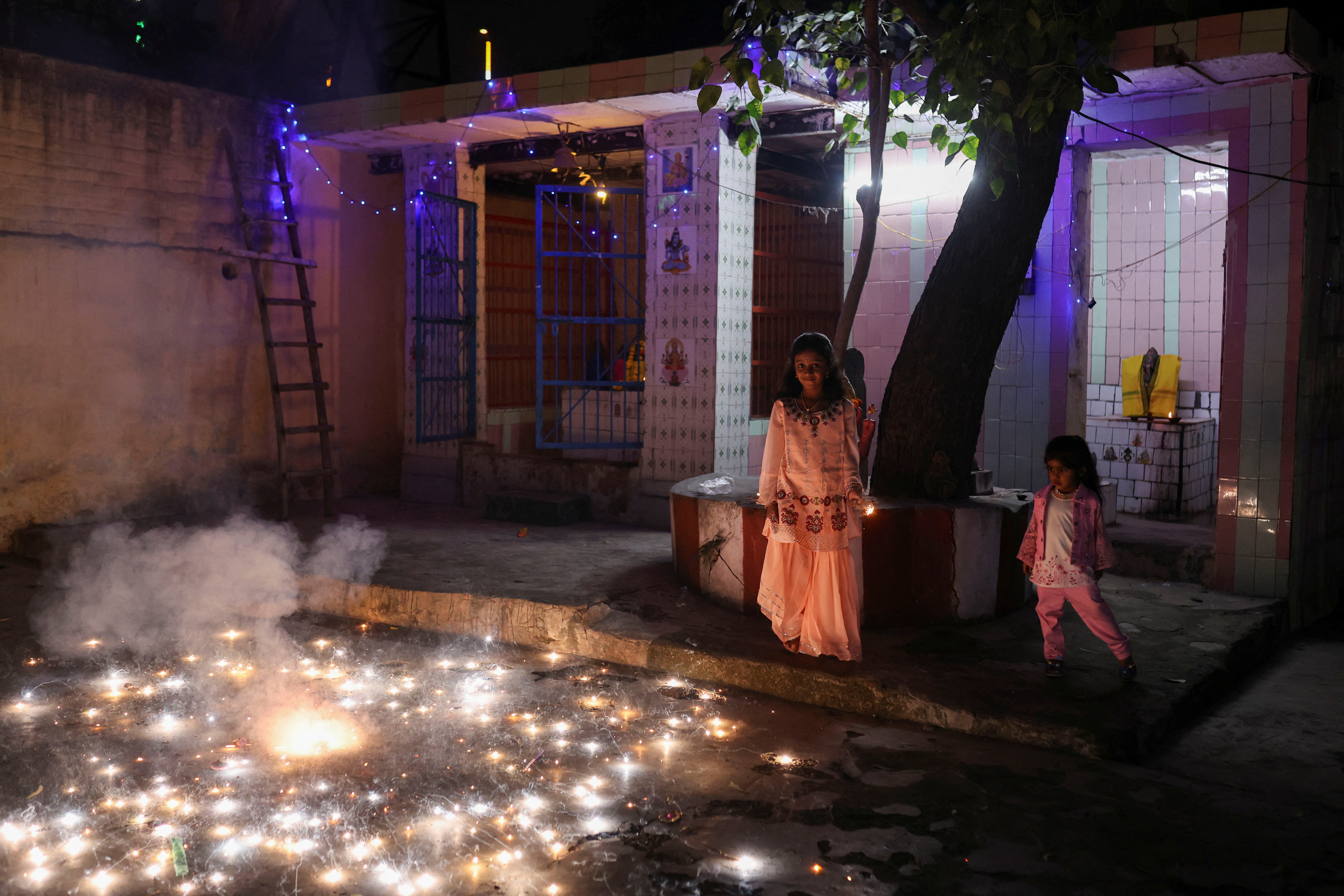 Children light fireworks to celebrate Diwali, the Hindu festival of lights, in New Delhi, India, November 12, 2023. Photo: Reuters