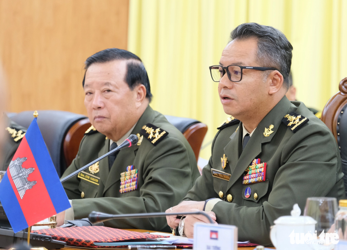 General Tea Seiha (R), Cambodian Deputy Prime Minister and Minister of Defense, speaks at a talk with Vietnamese Minister of Defense General Phan Van Giang on November 13, 2023. Photo: Ha Thanh / Tuoi Tre