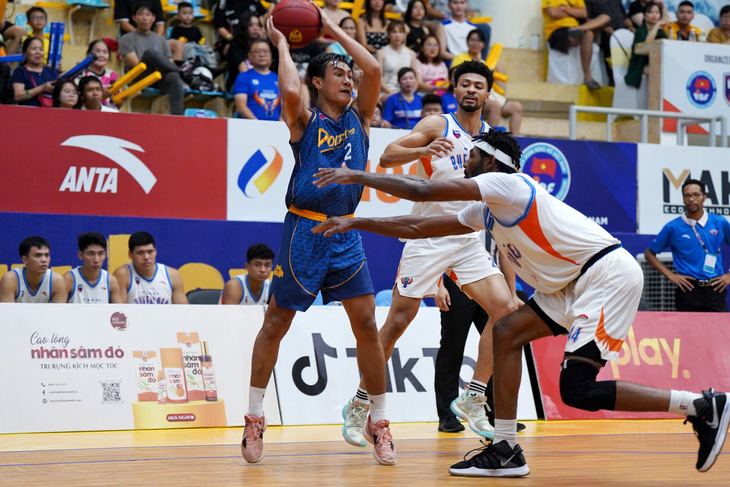 The Nha Trang Dolphins and Hanoi Buffaloes in action during the 2023 VBA group stage. Photo: VBA