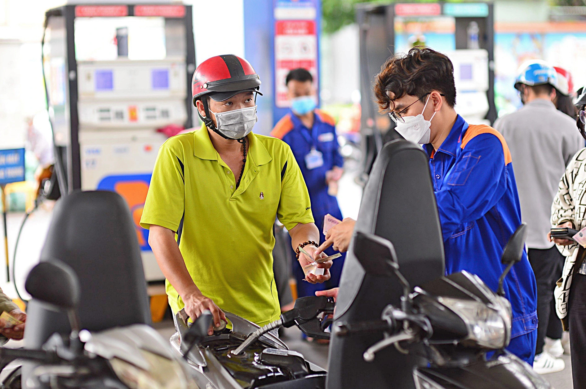 Vietnam’s fuel prices inch down slightly