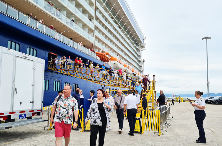 Passengers disembark the Maltese-flagged cruise ship Celebrity Solstice at the international cruise port in Quang Ninh Province, northern Vietnam, November 13, 2023. Photo: T.Duong / Tuoi Tre