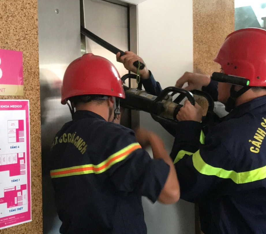 9 saved from stuck elevator in Ho Chi Minh City