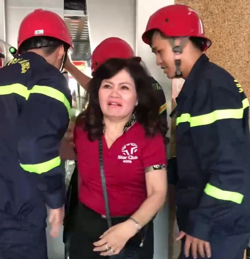 A woman is happy to be rescued from an elevator at a clinic in Thu Duc City. Photo: Supplied