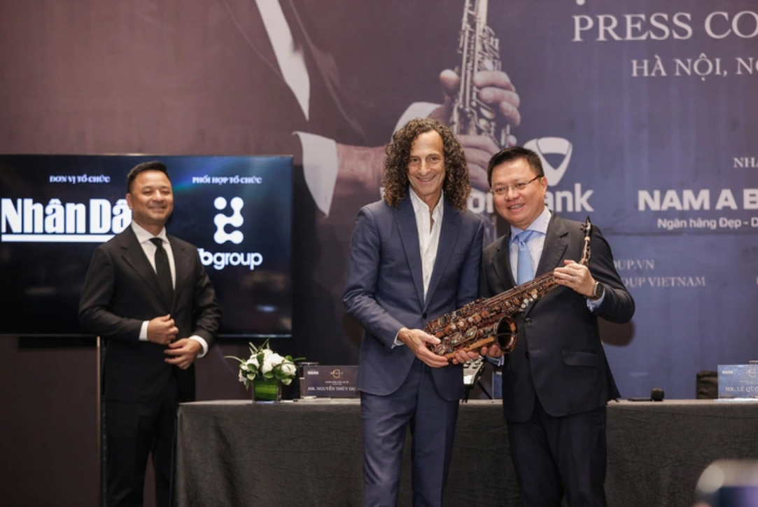 US saxophonist Kenny G gives away saxophone for charity auction in Vietnam