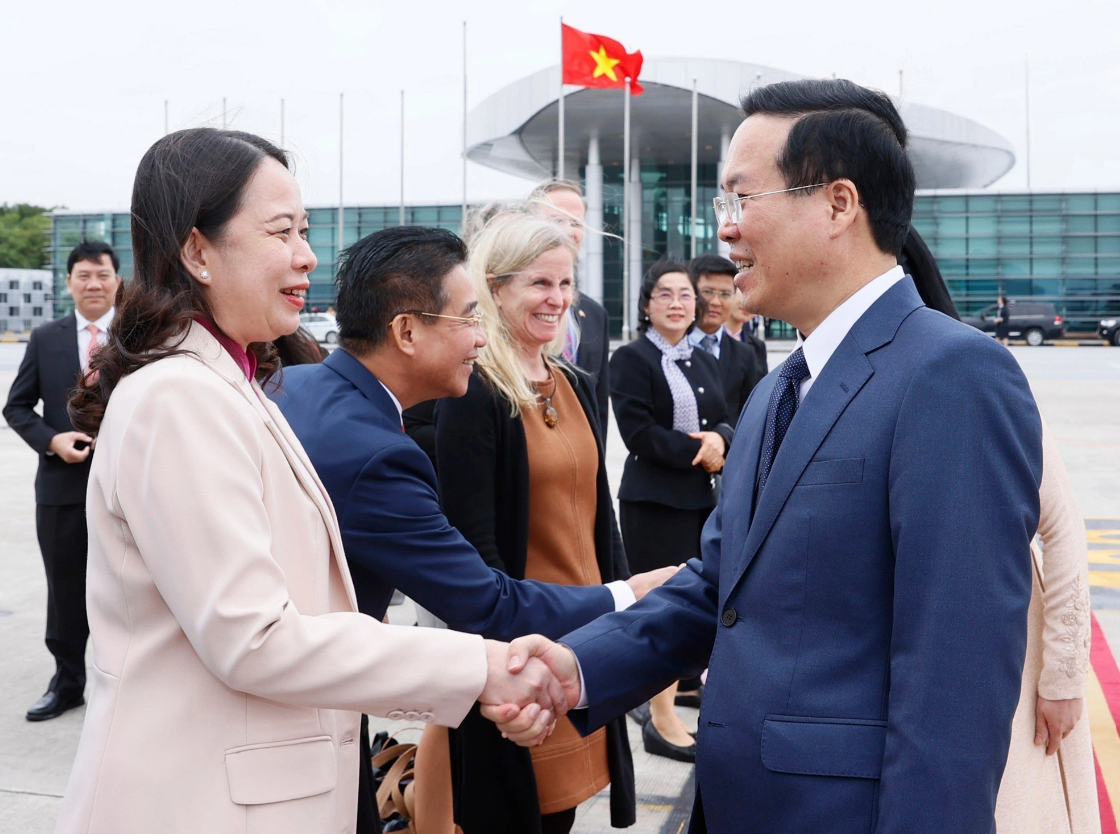 Vice-State President Vo Thi Anh Xuan (L) sees President Vo Van Thuong (R) off at Noi Bai International Airport in Hanoi. Photo: Vietnam News Agency