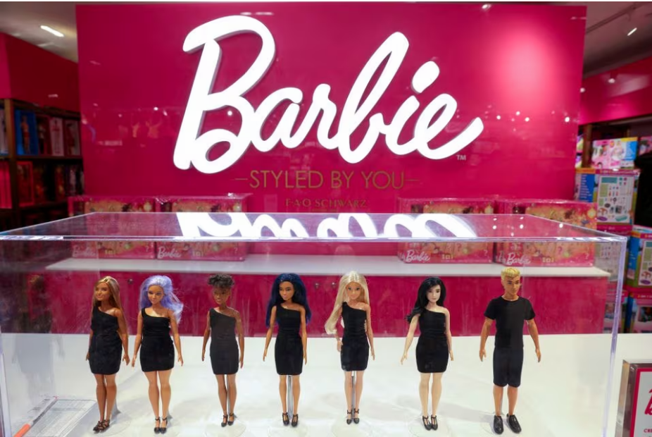 Barbie dolls, a brand owned by Mattel, are seen at the FAO Schwarz toy store in Manhattan, New York City, U.S., November 24, 2021. Photo: Reuters