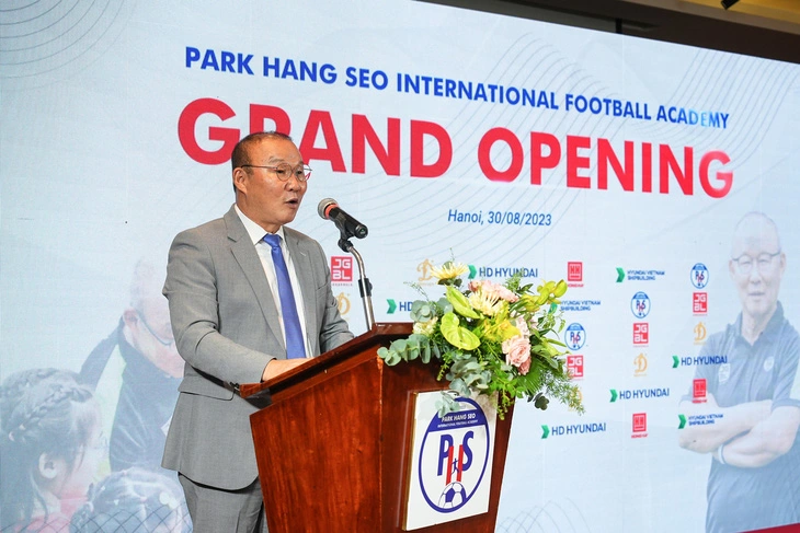 Park Hang Seo speaks at the launch ceremony of the Park Hang Seo International Football Academy, Hanoi, August 30, 2023. Photo: VBA