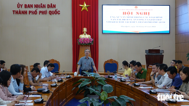 Doan Van Tien (standing), vice chairman of Phu Quoc City People’s Committee, speaks at a conference on November 14, 2023 to table measures to entice tourists back to the city. Photo: Chi Cong / Tuoi Tre