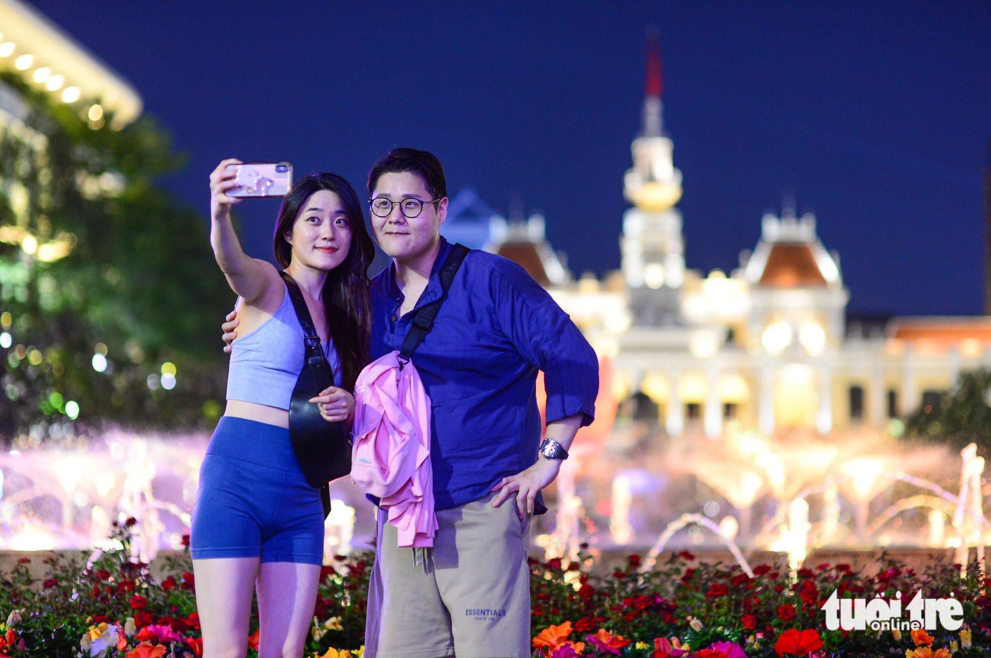 South Korean tourists take a photo in the Nguyen Hue pedestrian zone in District 1, Ho Chi Minh City. Photo: Quang Dinh / Tuoi Tre