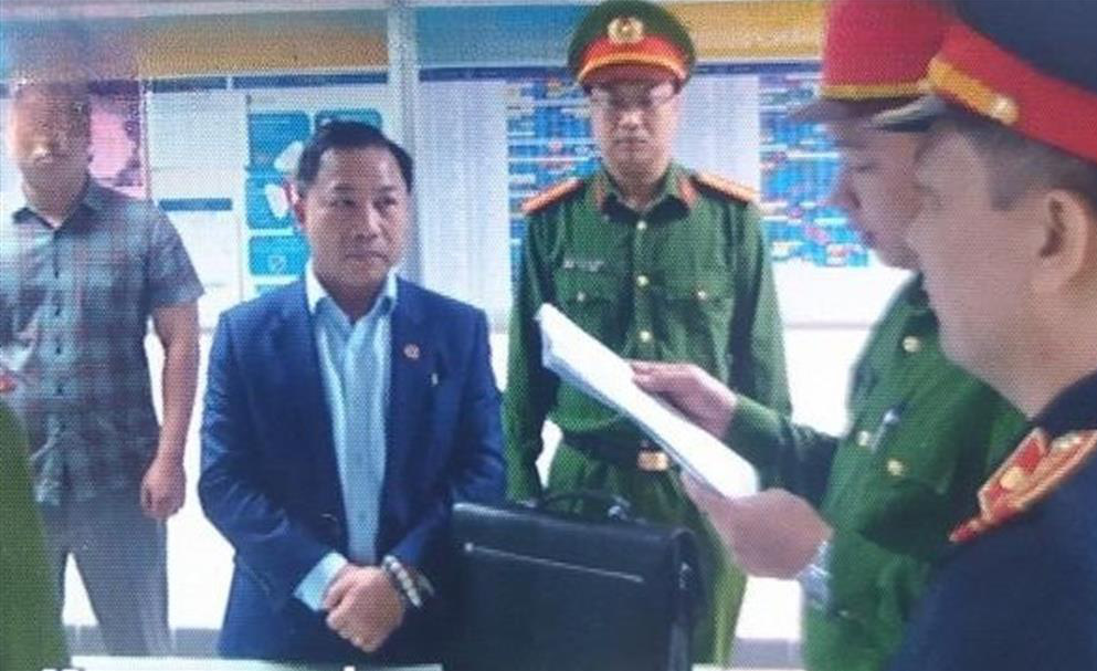 A police officer reads an arrest warrant against Luu Binh Nhuong, deputy head of the NA’s Committee for People’s Aspirations. Photo: Ministry of Public Security