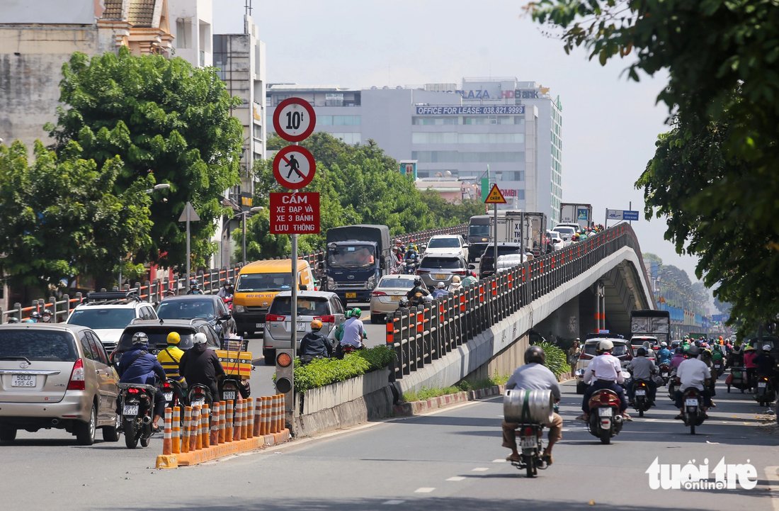 The Hoang Hoa Tham Overpass in Tan Binh District. In addition to three-level intersections, steel overpasses are a solution to overcrowded intersections in Ho Chi Minh City. Photo: Chau Tuan / Tuoi Tre