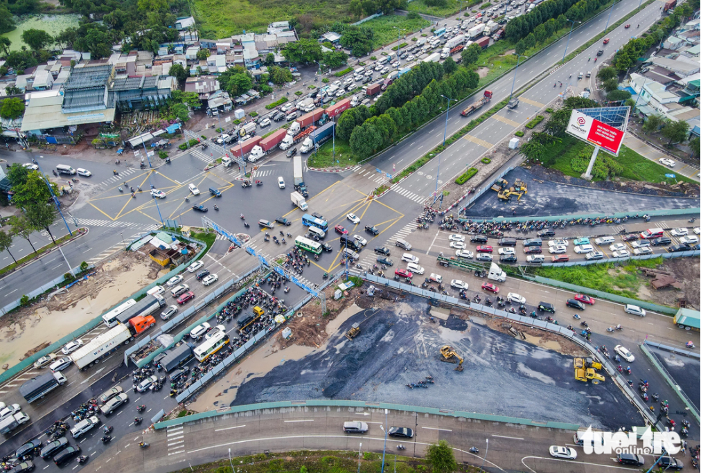 The under-construction An Phu Intersection. Some existing three-level intersections have helped ease traffic congestion in Ho Chi Minh City, including the Nguyen Huu Canh - Thu Thiem Bridge Intersection and the My Thuy Roundabout. The under-construction An Phu Intersection and another planned intersection of Pham Van Dong Street and Ring Road 2 are also expected to contribute to relieving congestion. Photo: Chau Tuan / Tuoi Tre