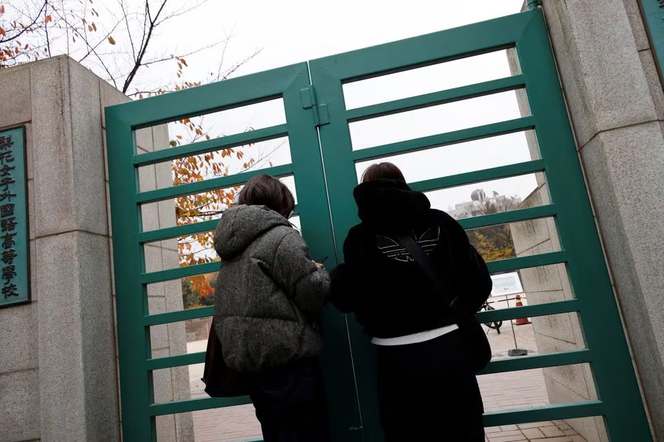 Mothers stand outside an exam hall as their children get into the hall to take the College Scholastic Ability Test in Seoul, South Korea, November 16, 2023. Photo: Reuters