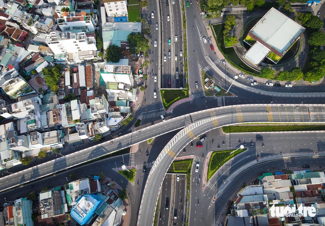 A three-level intersection connecting District 1, Binh Thanh District, and Thu Duc City includes a four-lane underpass with a length of 460 meters; Nguyen Huu Canh Street, a road leading to the Thu Thiem 1 Bridge, and an approach road to Ngo Tat To Street in the middle; and the Thu Thiem 1 Bridge at the top. Photo: Le Phan / Tuoi Tre