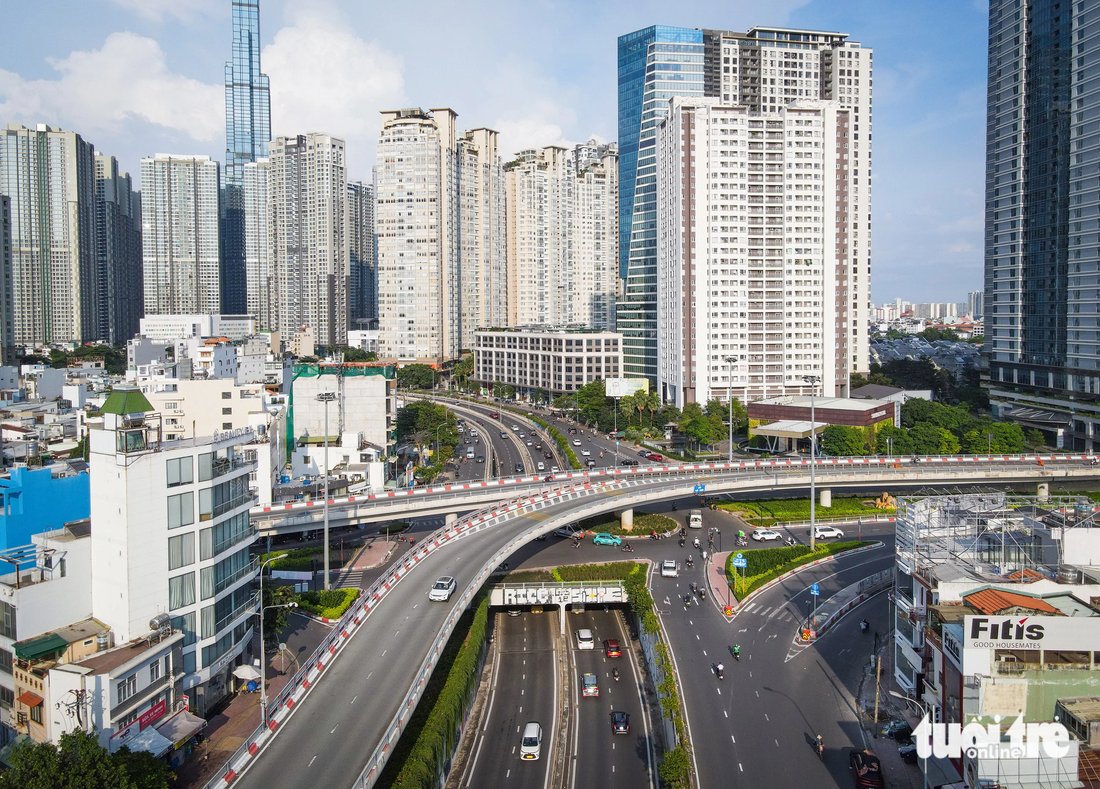 It was opened to traffic in 2009 to become the first three-level intersection in Ho Chi Minh City. The underpass was equipped with three water pumps to prevent flooding. Photo: Chau Tuan / Tuoi Tre