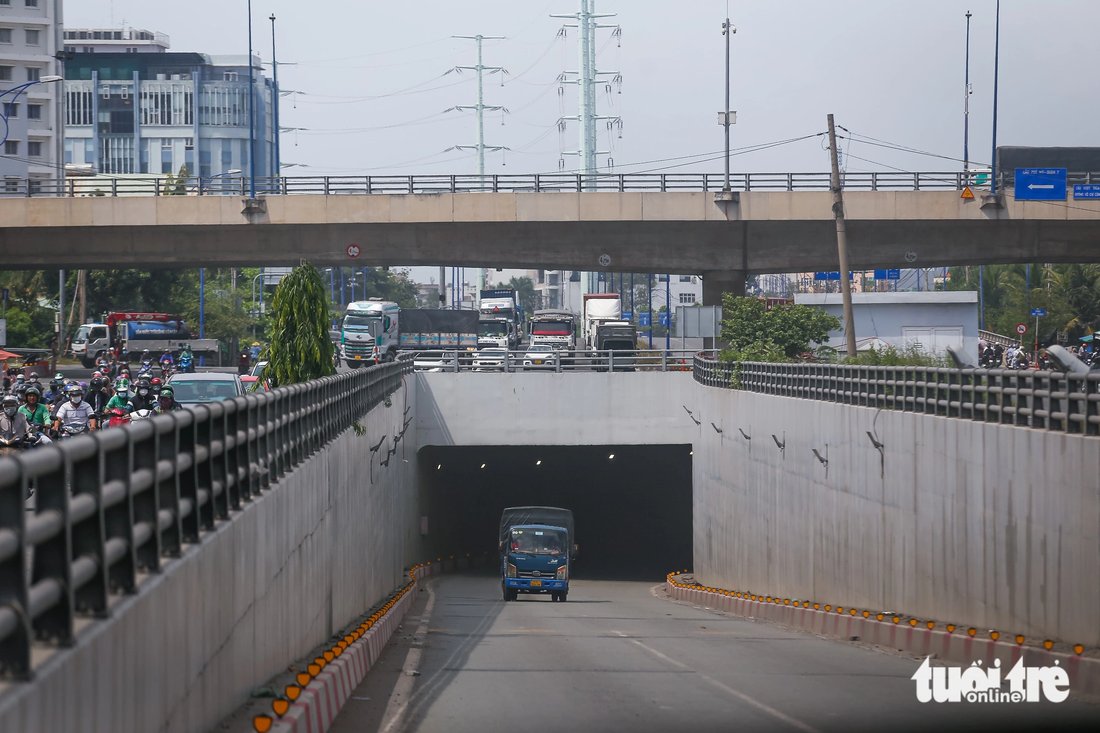 My Thuy is an important intersection leading to District 7 and Cat Lai Port, the Saigon Hi-Tech Park, and Phu Huu Port in Thu Duc City. Work on the intersection, carrying a price tag of nearly VND2 trillion ($82.6 million), started in 2016 but only six out of the 10 items have been completed, namely the Ky Ha 3 Bridge, an underpass from Beltway No. 2 to the Cat Lai Port, an overpass on Beltway No. 2, and the My Thuy 3 Bridge. Photo: Le Phan / Tuoi Tre