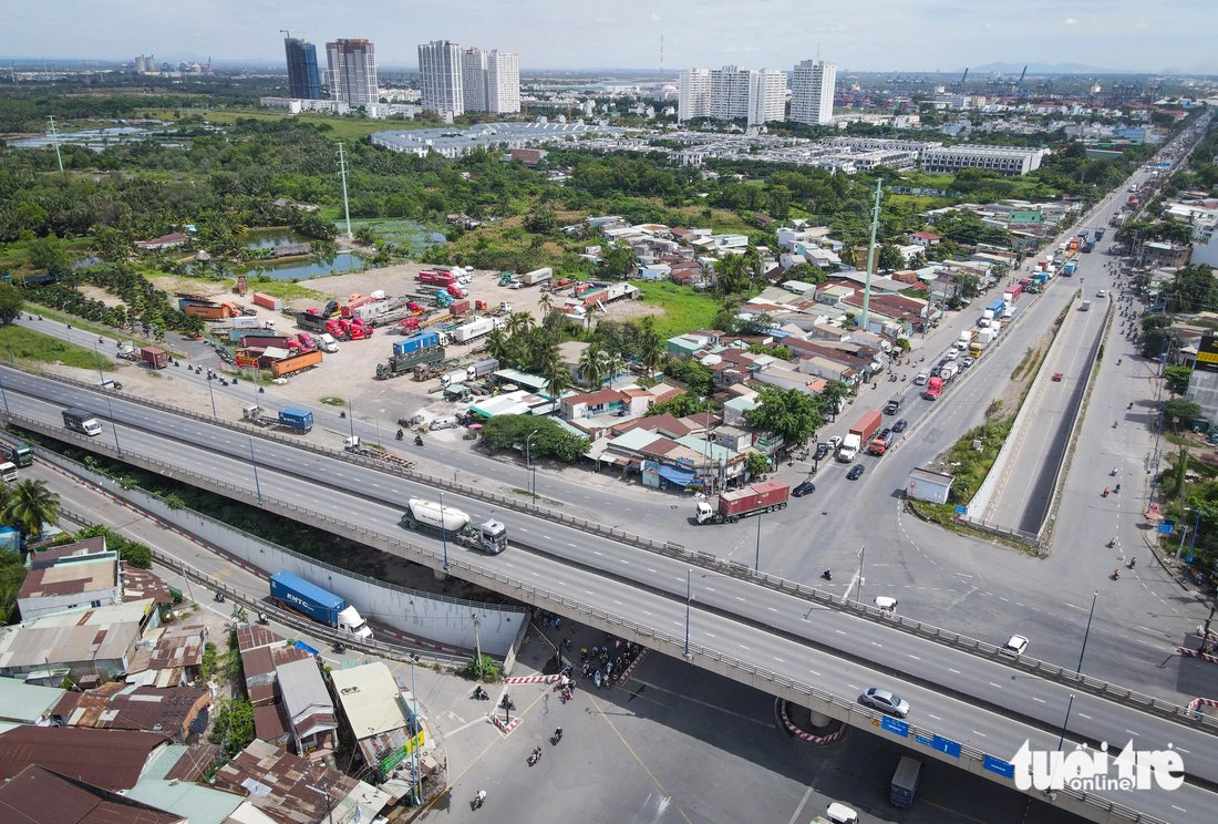 The project is at a standstill due to obstacles in site clearance, which was separated from the intersection project and assigned to the Thu Duc City Construction Investment Project Management Board. The entire My Thuy Intersection is expected to be completed by 2025. Photo: Chau Tuan / Tuoi Tre