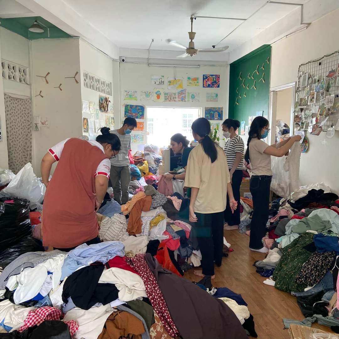 The project of Nha Nhieu La (Leafy House) recently received approximately three tons of clothes donated by patrons, mostly around the ages of 20 to 34. Photo courtesy of Nha Nhieu La