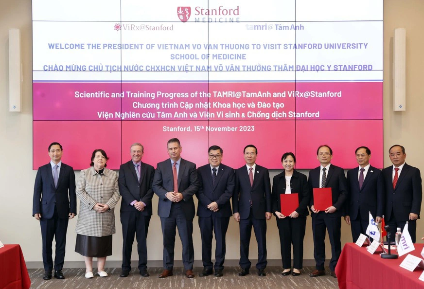 Vietnamese State President Vo Van Thuong (fifth, right) attends a ceremony to mark the cooperation between Tam Anh Hospital and  ViRx@Stanford. Photo: Vietnam News Agency