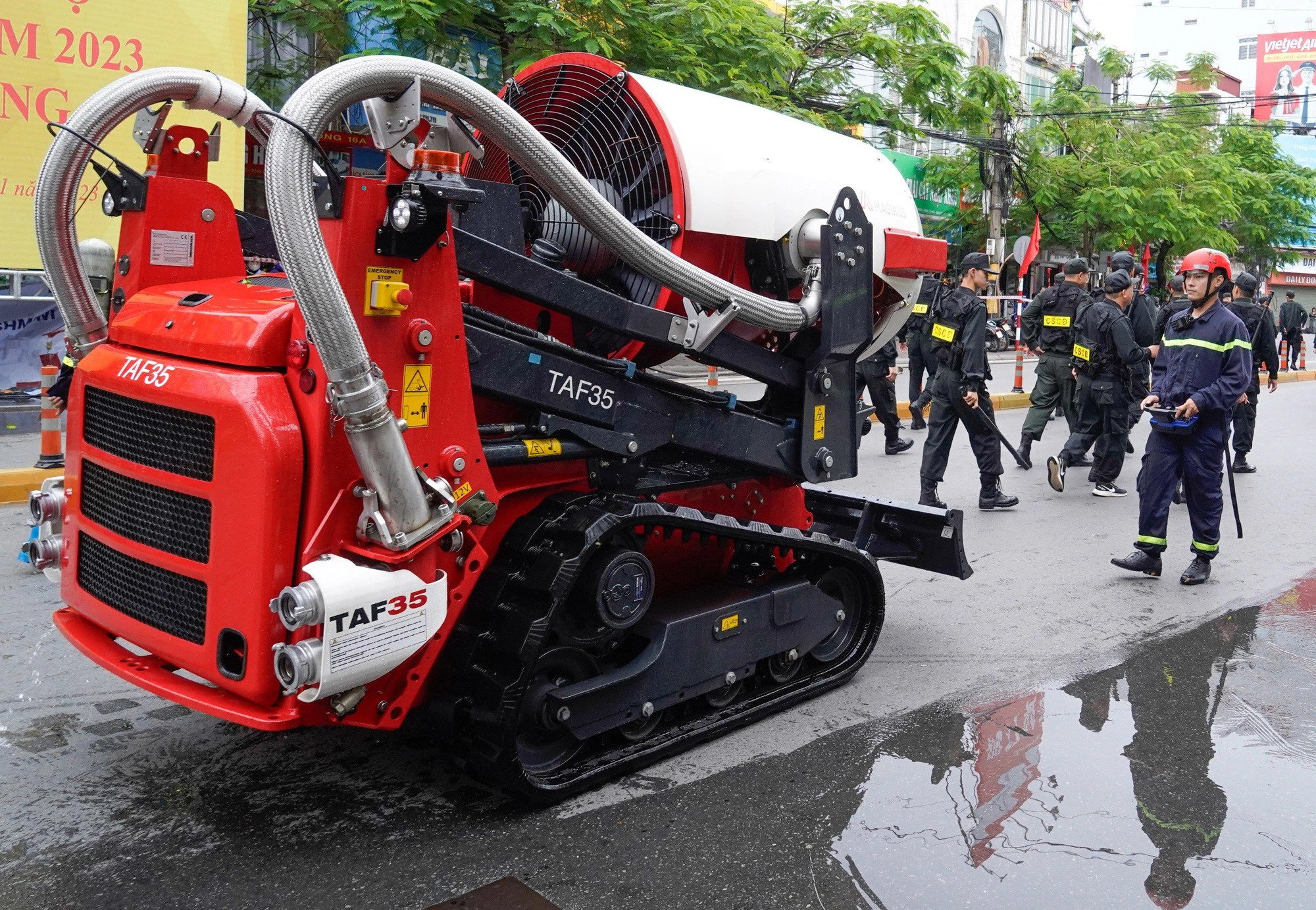 Firefighting robot takes part in fire drill in Vietnam’s Hai Phong