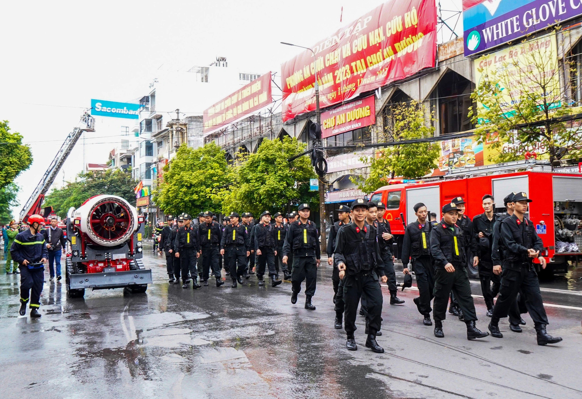 Aside from dispatching more than 900 firefighters to the scene of the fire drill, Hai Phong City also used a firefighting robot for the first time. Photo: D.Thanh / Tuoi Tre
