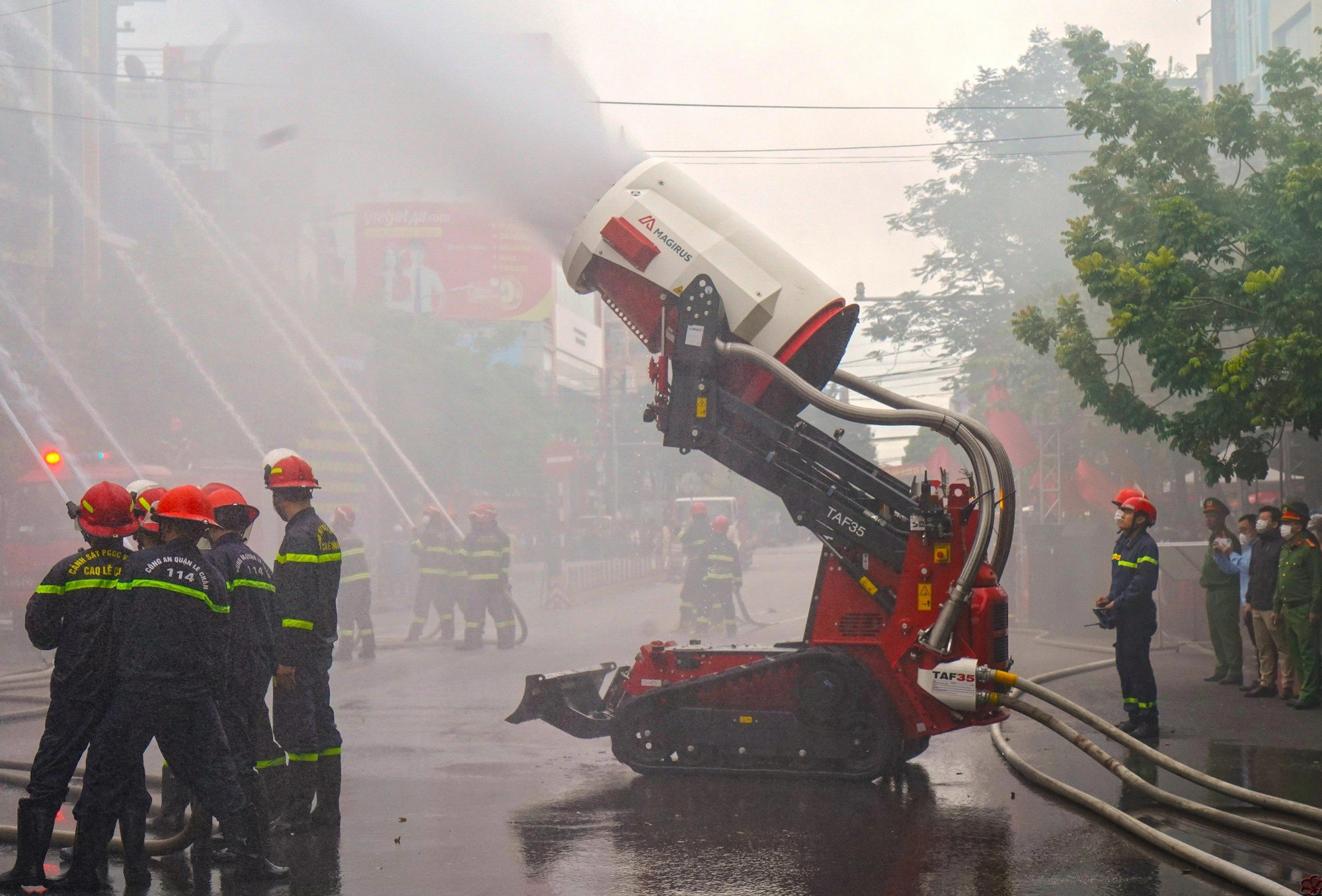 This kind of firefighting robot is able to work in various weather conditions and assist firefighters in quickly approaching the scene of a fire. Photo: D.Thanh / Tuoi Tre