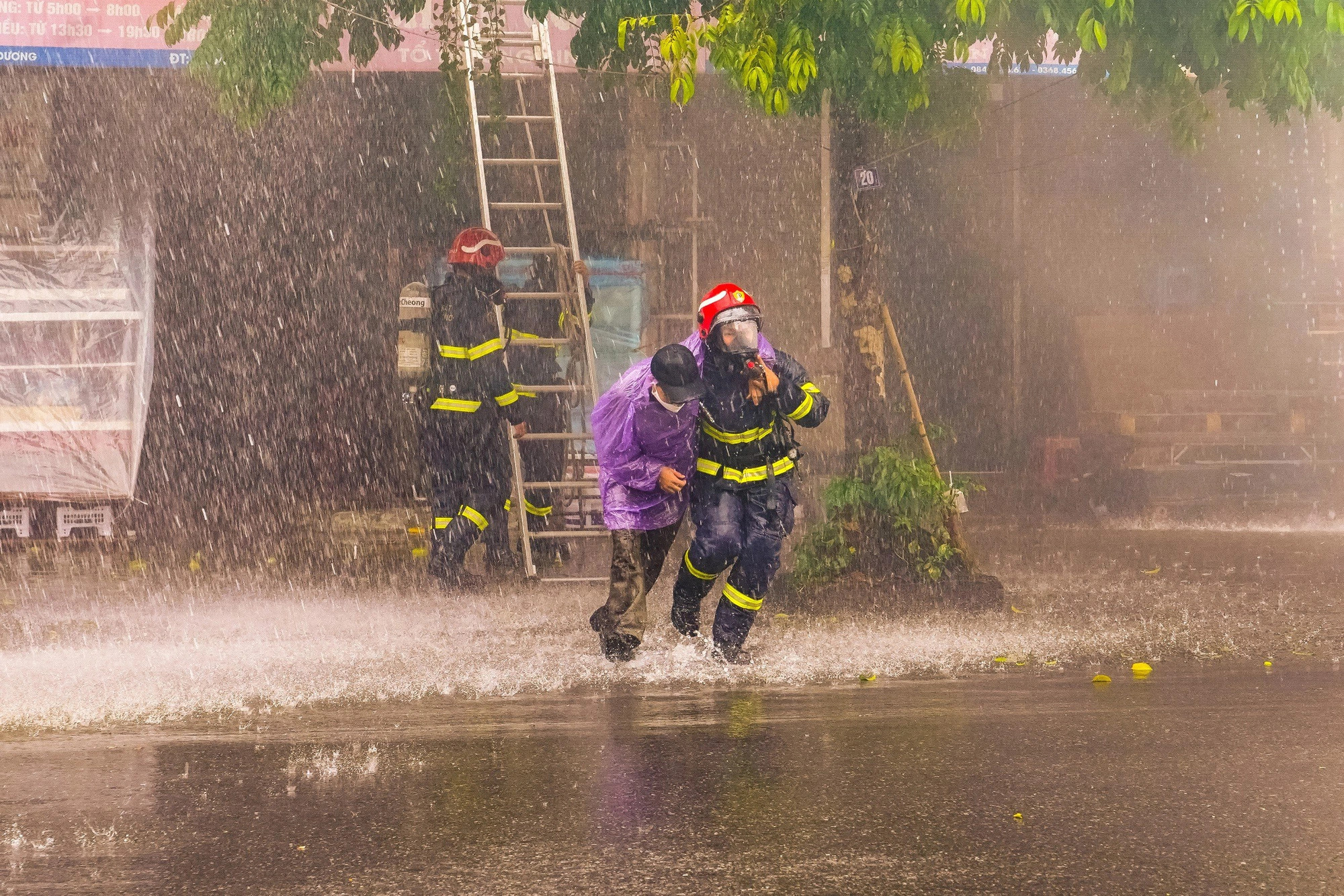A firefighter evacuates a victim from the scene of a fire. Photo: D.Thanh / Tuoi Tre