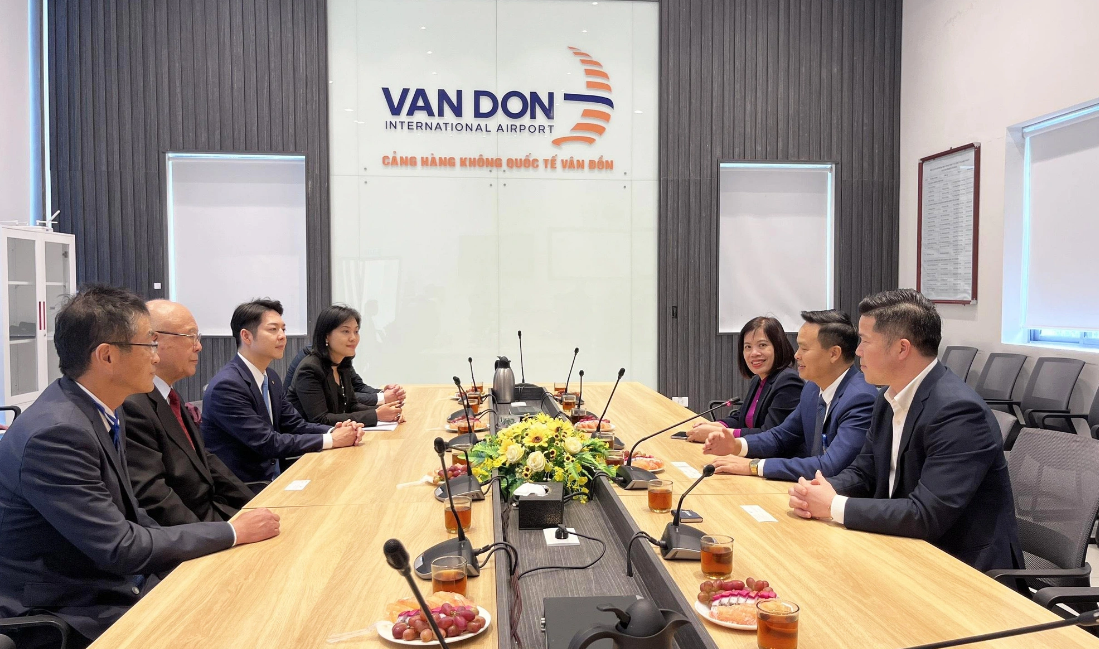 Leaders of Quang Ninh Province and Hokkaido discuss plans to boost tourism cooperation and increase flights between the two localities. Photo: T. Duong / Tuoi Tre