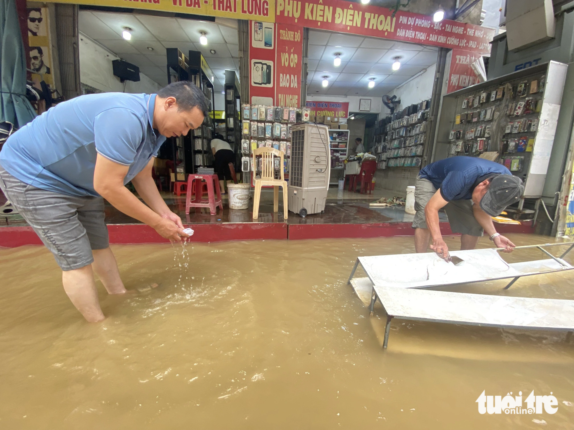 People clean up a phone accessories store after the flood in Hue City, Thua Thien-Hue Province, central Vietnam, November 16, 2023. Photo: Le Trung / Tuoi Tre