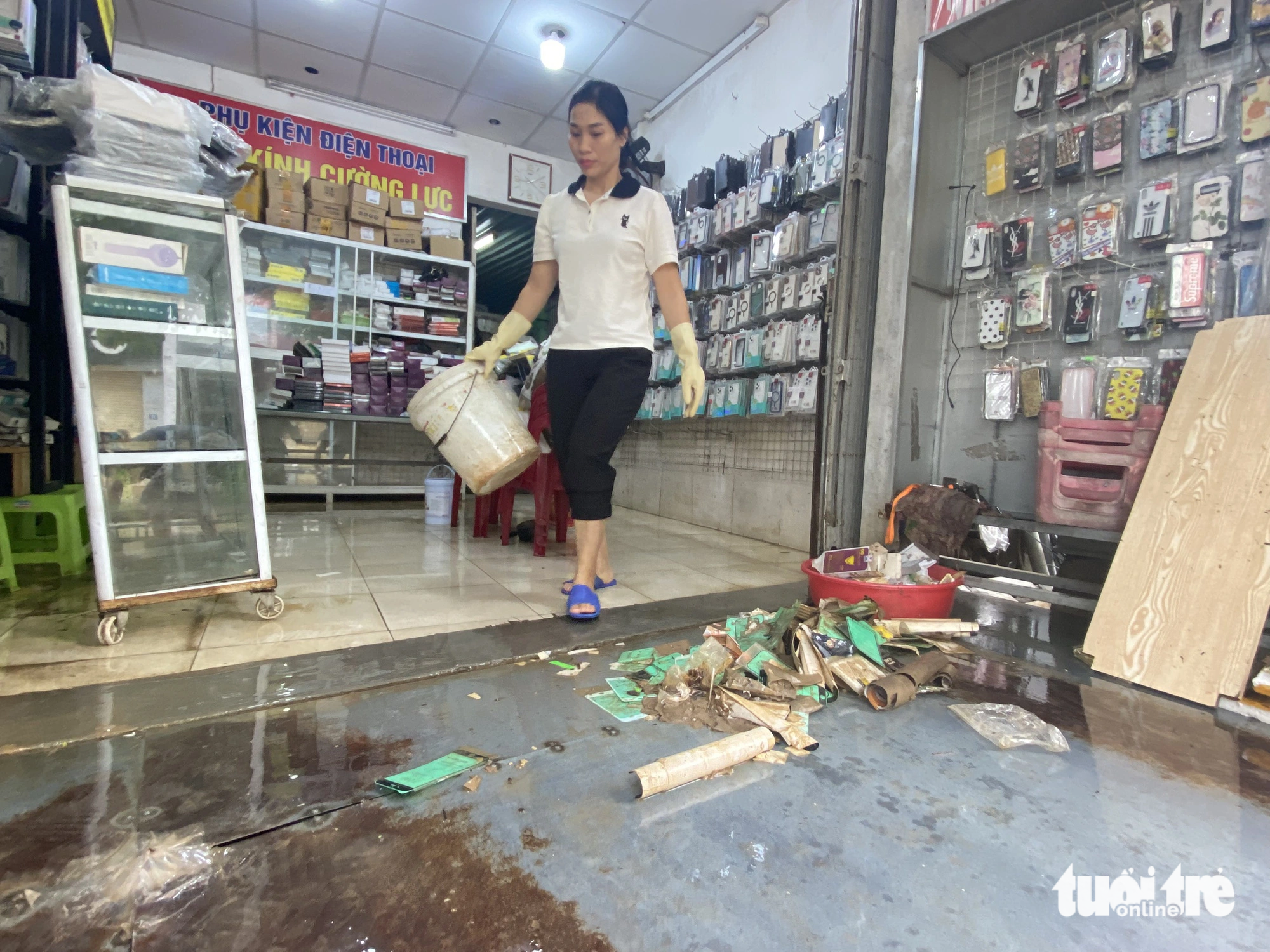 Mobile devices damaged in the flood from Do’s phone accessories store are thrown out in Hue City, Thua Thien-Hue Province, central Vietnam, November 16, 2023. Photo: Le Trung / Tuoi Tre