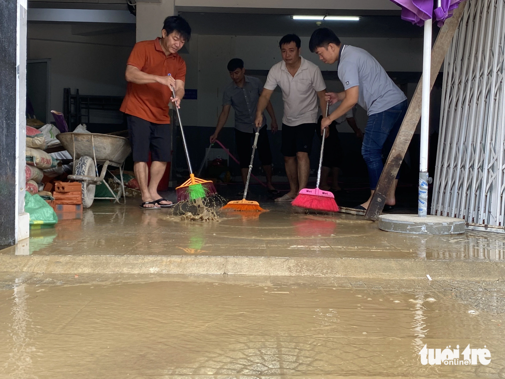 Employees of a bank clean up after the flood in Hue City, Thua Thien-Hue Province, central Vietnam, November 16, 2023. Photo: Le Trung / Tuoi Tre