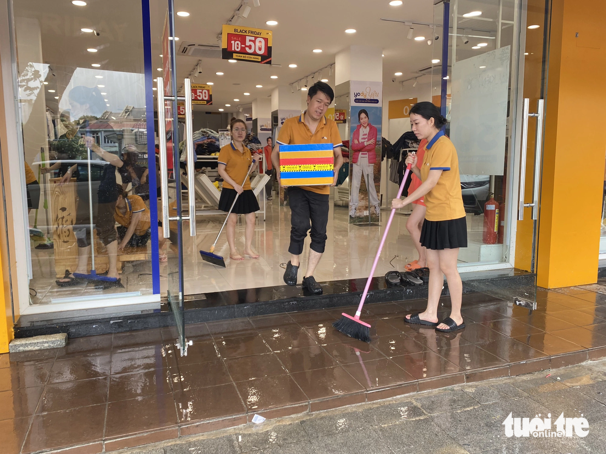 Employees of a clothing store clean up after the flood in Hue City, Thua Thien-Hue Province, central Vietnam, November 16, 2023. Photo: Le Trung / Tuoi Tre