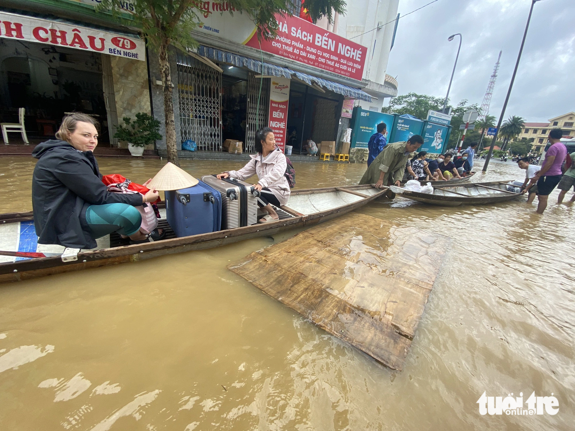 Tourists and luggage are transported on boats out of the submerged areas after the flood in Hue City, Thua Thien-Hue Province, central Vietnam, November 16, 2023. Photo: Le Trung / Tuoi Tre
