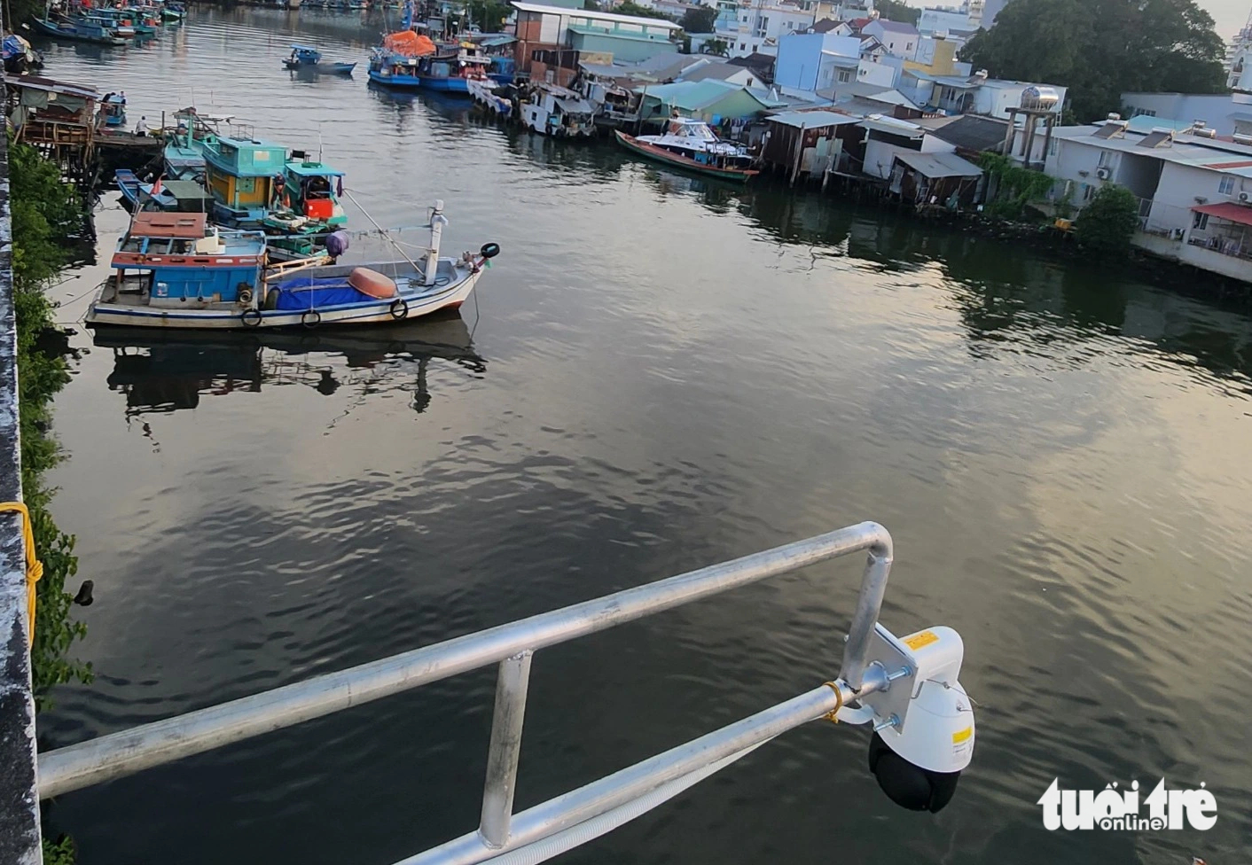A surveillance camera was installed in the Duong Dong River area in Duong Dong Ward, Phu Quoc City, Kien Giang Province, southern Vietnam to spot those who litter. Photo: Chi Cong / Tuoi Tre
