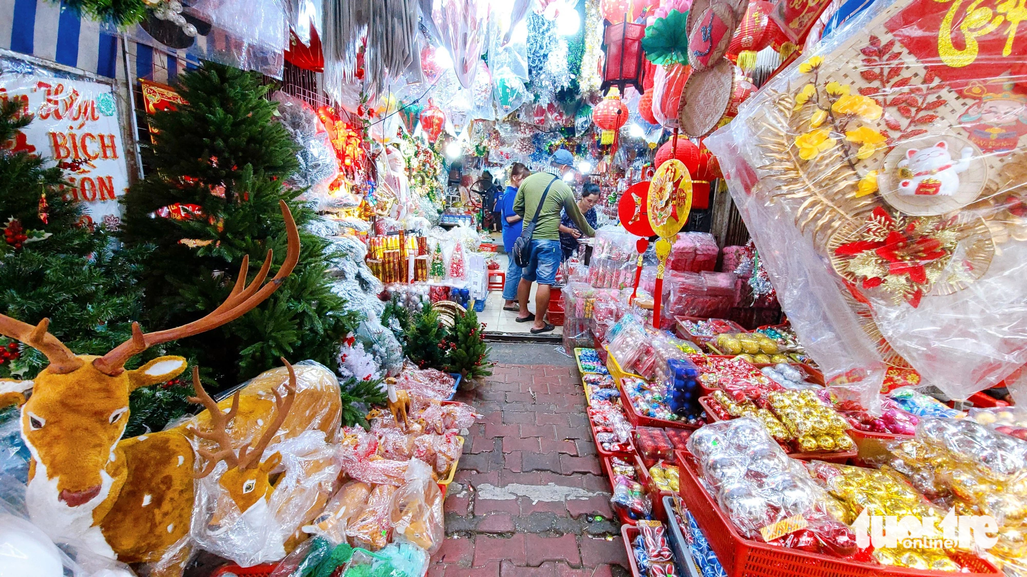 Ho Chi Minh City’s Christmas decor market sees unusual quiet amidst traditionally vibrant season