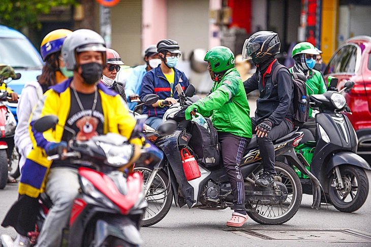 Ride-hailing drivers struggle as incomes plummet in Vietnam