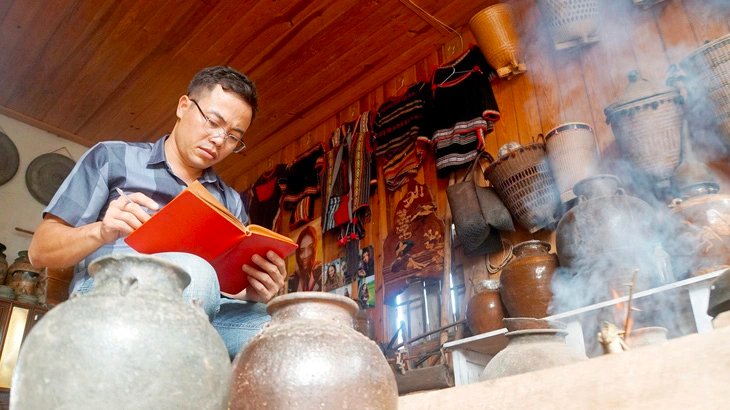 Vietnamese major spends a decade collecting cultural artifacts
