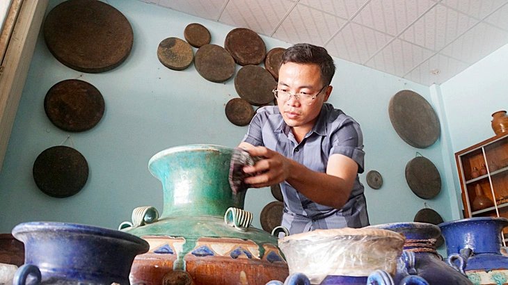 Bo has collected around 200 earthenware jugs which were used to contain ‘rượu cần' (a type of traditional wine of some ethnic groups in Vietnam, consumed directly from the jugs by long tubes). Photo: Duc Hung / Tuoi Tre
