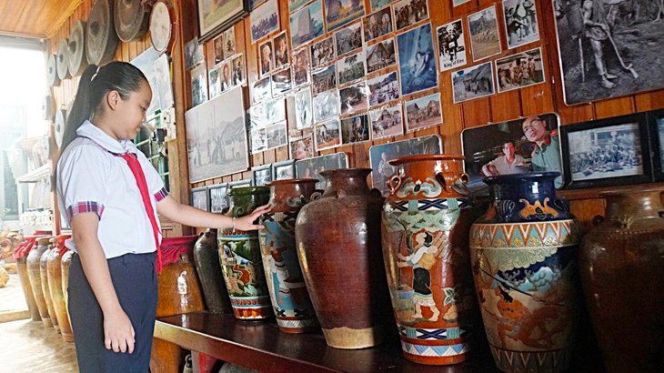 Bo's place also welcomes students who come to learn about the cultures of ethnic groups in the Central Highlands through the artifacts he collected. Photo: Duc Hung / Tuoi Tre