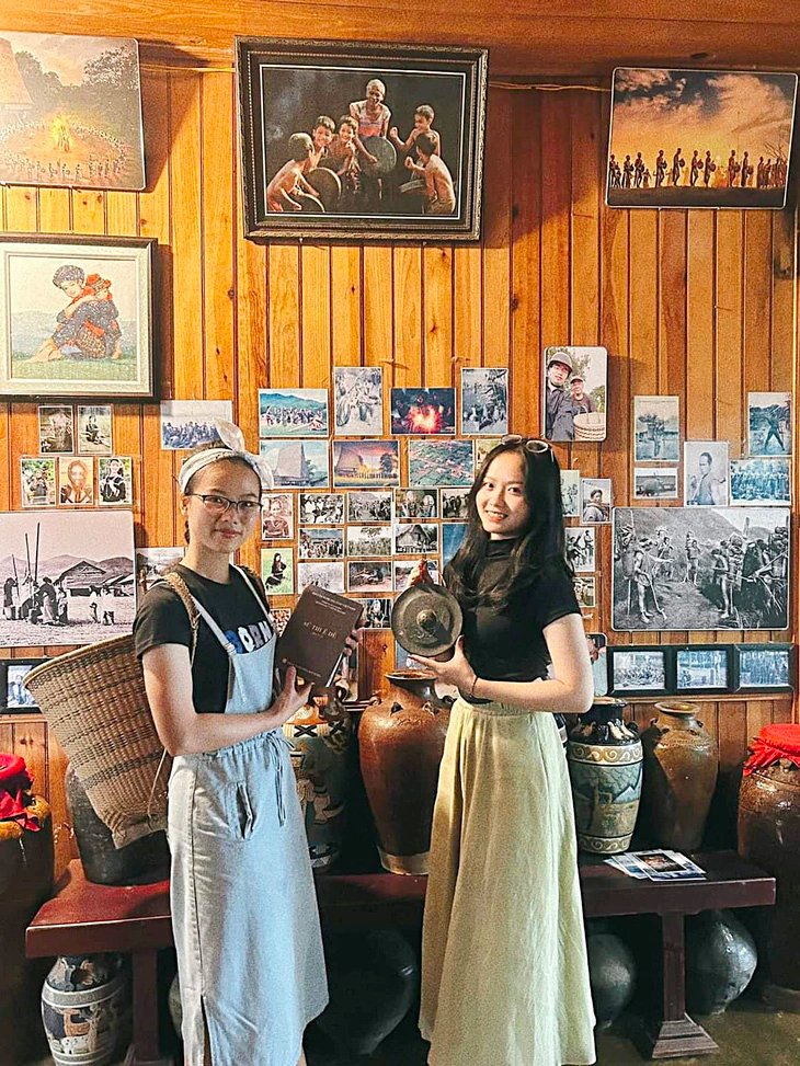 Visitors pose for photos with the artifacts while visiting Bo's exhibition space in the Central Highlands Province of Dak Nong. Photo: Duc Hung / Tuoi Tre