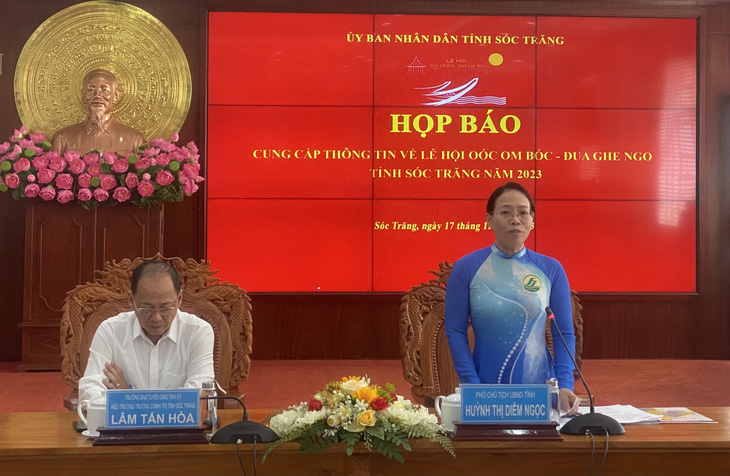 Huynh Thi Diem Ngoc, deputy chairwoman of the People's Committee of Soc Trang Province, speaks at a press conference for the upcoming Oc Om Boc Festival, November 17, 2023. Photo: Khac Tam / Tuoi Tre