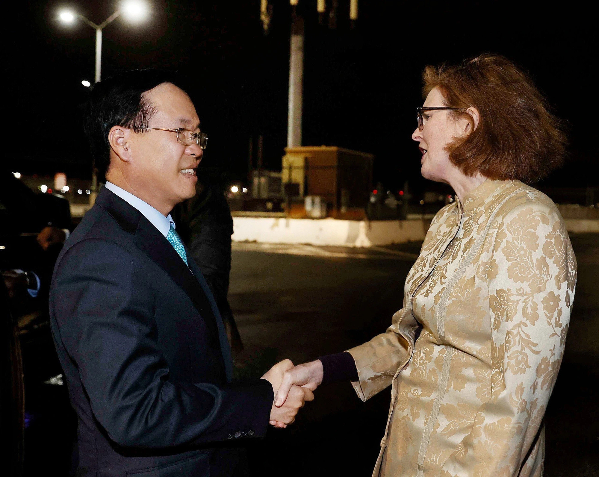Vietnamese State President Vo Van Thuong (L) shakes hands with a U.S. representative before returning to Vietnam. Photo: Vietnam News Agency