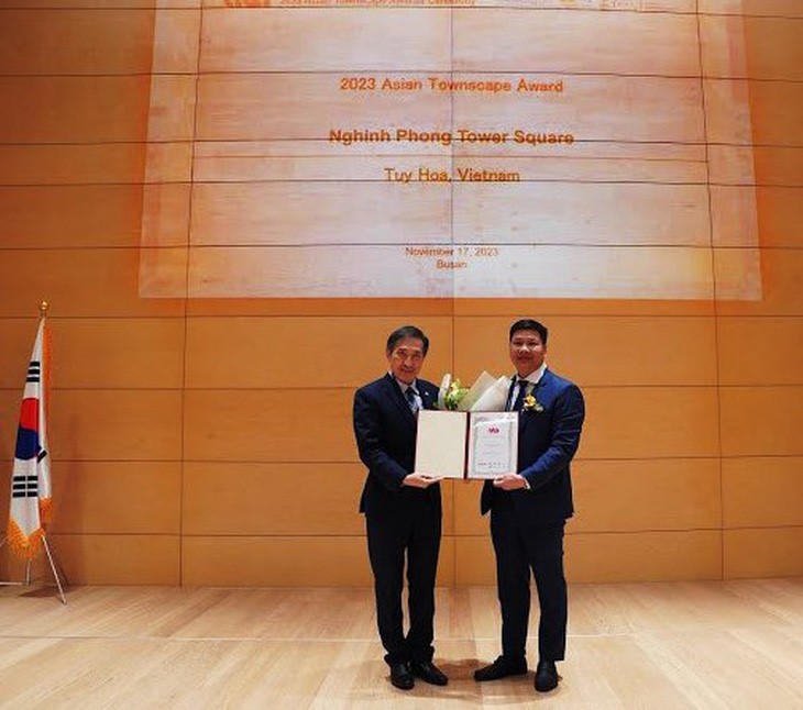 Cao Dinh Huy (R), chairman of the People’s Committee of Tuy Hoa City, receives the 2023 Asian Townscape Award for Nghinh Phong Tower Square. Photo