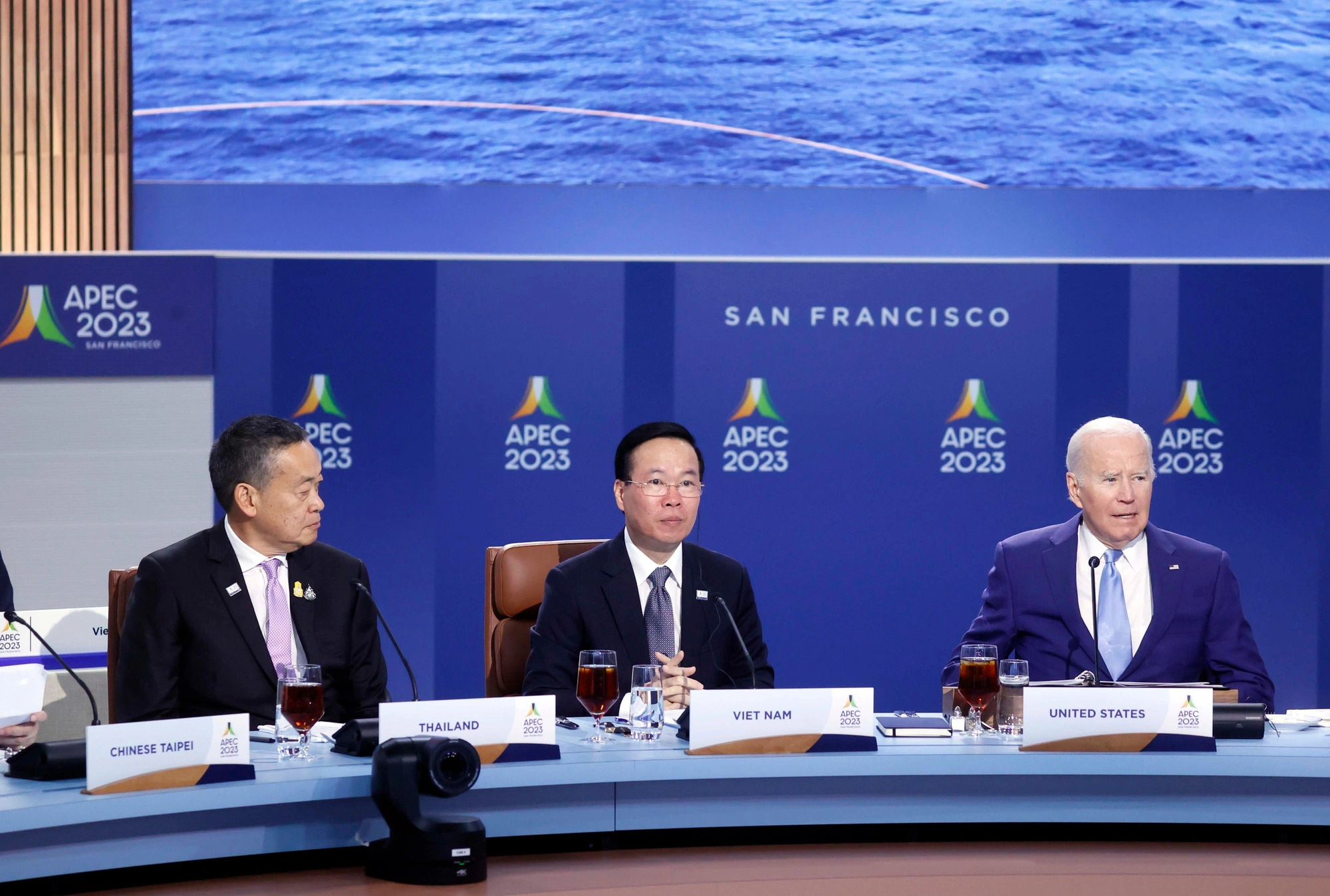 Vietnamese State President Vo Van Thuong (C) sits next to his U.S. counterpart Joe Biden (R) at a session of the APEC Leaders’ Week 2023 in San Francisco, November 16, 2023 (U.S. time). Photo: Vietnam News Agency