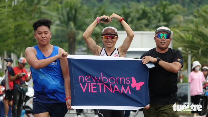 Athletes smile while joining the Newborns Vietnam Runout. Photo: Chi Cong / Tuoi Tre