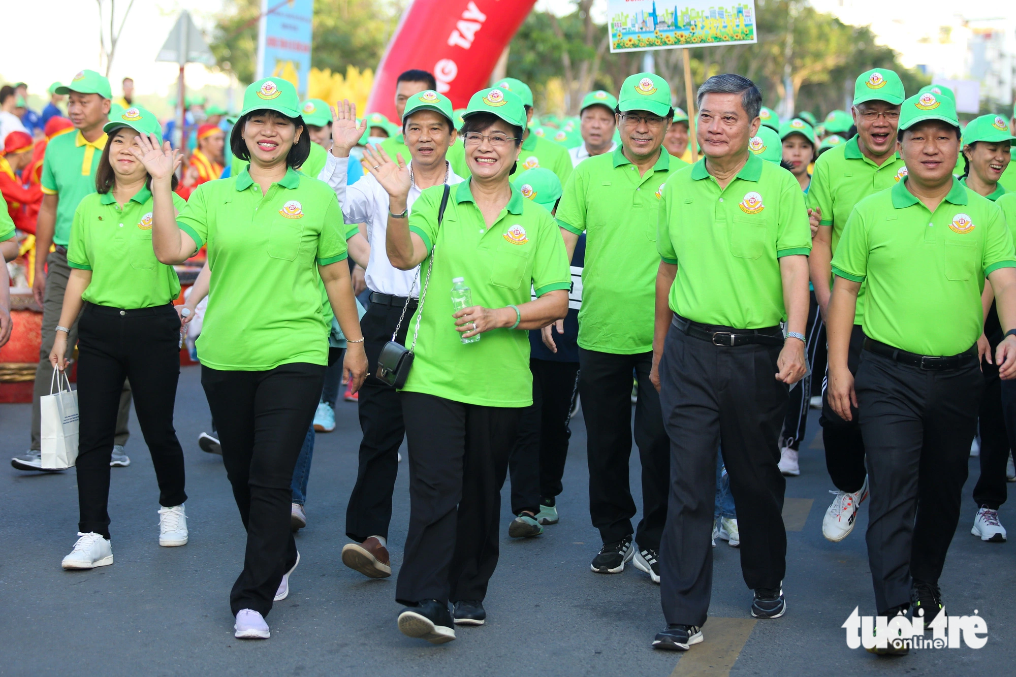 Former and incumbent officials in Ho Chi Minh City join thousands of local people in the walking event