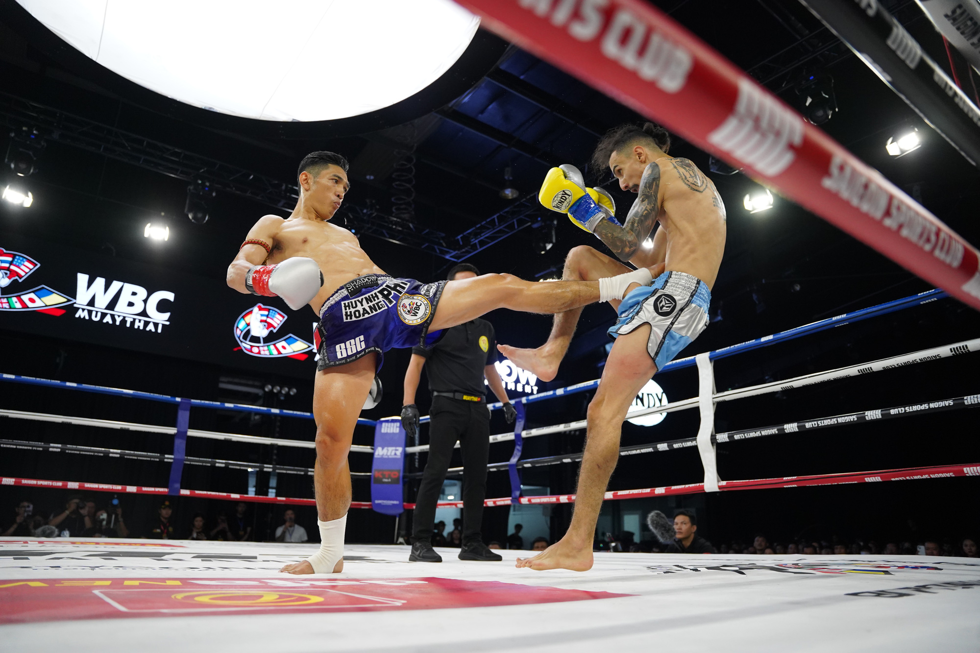 Huynh Hoang Phi (L) kicks Morocco’s Amghari Ayoub during the bantamweight 53.526kg final at the WBC Muay Thai World Title Fight event in Ho Chi Minh City, November 19, 2023. Photo: Cindy